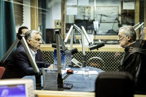Orbán Viktor miniszterelnök (b) interjút ad Lukovits Milán szerzetesnek, a Mária Rádió műsorigazgatójának 2020. április 20-án.