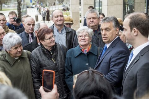 Orbán Viktor nénikkel.