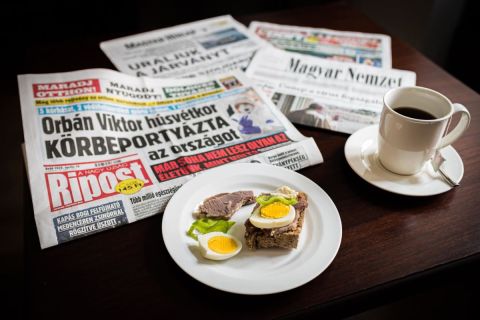 Kiegyensúlyozott tájékozódási lehetőségek Orbán Viktor reggelizőasztalán.