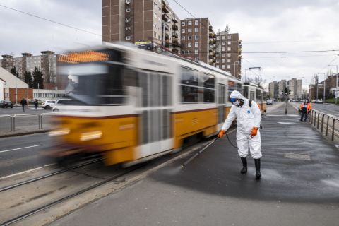 Villamosmegálló peronját fertőtleníti a Fővárosi Közterület-fenntartó (FKF) Zrt. munkatársa a koronavírus-járvány miatt Újpest-Központnál 2020. március 25-én.