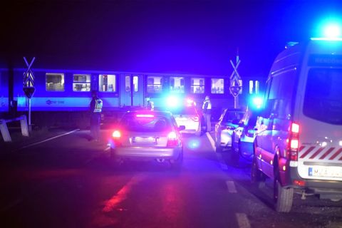 Rendőrök helyszínelnek a vasúti átjáróban Zanatnál 2020. április 19-én este.