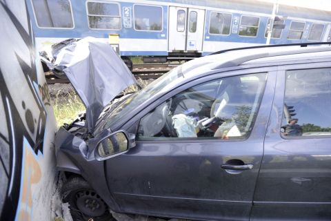 Összetört személyautó 2020. május 24-én a XXII. kerületi Kolozsvári utcánál, ahol két autó összeütközött.