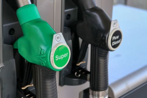 Ismét jelentősen drágulnak az üzemanyagok péntektől