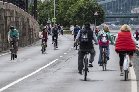 Kerékpárosok közlekednek a gépjárműforgalom elől a hétvégére lezárt pesti alsó rakparton 2020. május 16-án.
