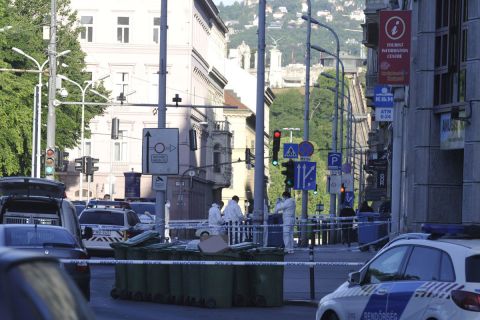 Bűnügyi helyszínelők Budapesten, a József Attila utcában, ahol megöltek két férfit egy verekedésben 2020. május 22-én.