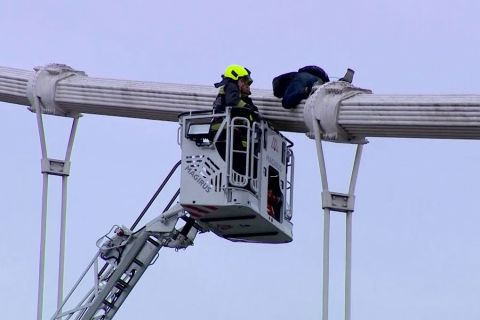 Lehozták az Erzsébet hídra felmászott férfit, videón a mentés