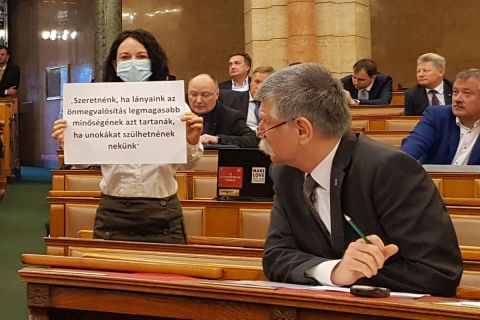 „Orbánék háborút indítottak a nők ellen” – ellenzéki képviselőnők tiltakoztak a Parlamentben