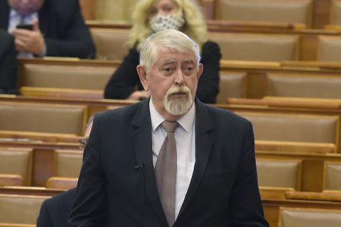 Kásler Miklós, az emberi erőforrások minisztere azonnali kérdésre válaszól az Országgyűlés plenáris ülésén 2020. április 20-án.