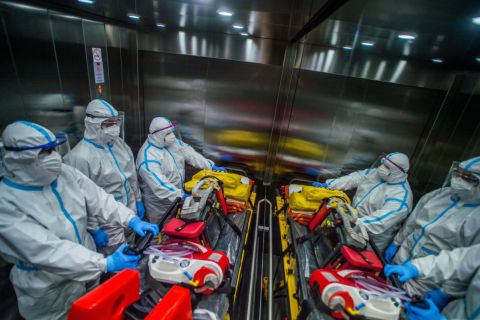 Védőfelszerelésbe öltözött mentők érkeznek az Országos Korányi Pulmonológiai Intézetbe, hogy elszállítsanak egy koronavírussal fertőzött beteget 2020. május 5-én.