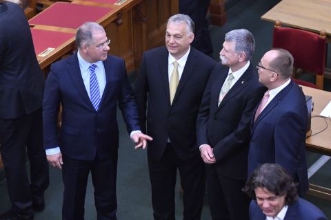 Az Országgyűlés ünnepi ülésének végén Orbán Viktor miniszterelnök (b2), Kósa Lajos, az Országgyűlés honvédelmi és rendészeti bizottságának fideszes elnöke (b), Kövér László házelnök (b3), Németh Zsolt, az Országgyűlés külügyi bizottságának fideszes elnöke (b4) beszélget, jobbra Deutsch Tamás, a Fidesz-KDNP EP-képviselője 2020. május 2-án.