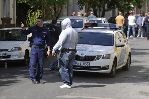 Rendőrök helyszínelnek 2020. május 24-én a IV. kerületi Temesvári utcában, ahol családi vita miatt lövöldözés történt.