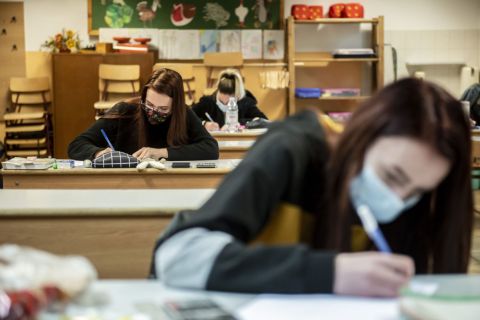 Diákok a matematika írásbeli érettségi vizsgán az egri Eszterházy Károly Egyetem Gyakorló Általános, Közép, Alapfokú Művészeti Iskola és Pedagógiai Intézetben 2020. május 5-én.