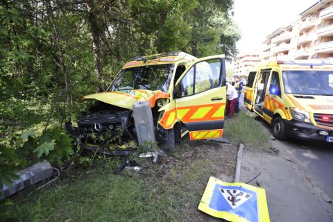 Összeroncsolódott mentőautó a XVIII. kerületi Nemes utcában, miután összeütközött egy személygépkocsival 2020. május 6-án.