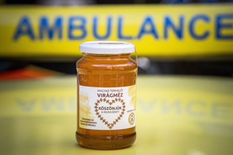 Egy üveg méz az egészségügyi dolgozóknak felajánlott méz átadásán, az önkéntességet és adományozást koordináló akciócsoport sajtótájékoztatóján Budapesten, az Országos Mentőszolgálat Főigazgatósága udvarán 2020. május 6-án.