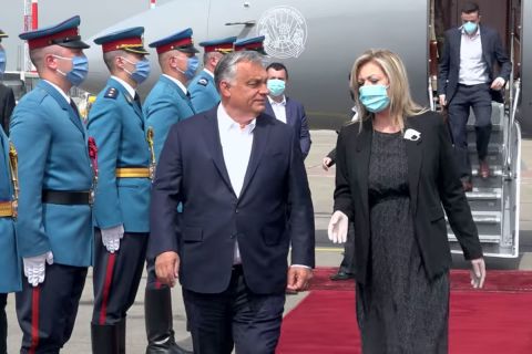 Orbán bejelentette, hogy felelős ember maszkot hord, majd elrepült Belgrádba, ahol éppen csak rajta nem volt
