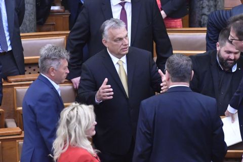 Orbán Viktor miniszterelnök (k) képviselőtársaival beszélget az Országgyűlés ünnepi ülése előtt 2020. május 2-án.
