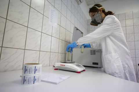 Adamcsik Orsolya, a Pannon Egyetemhez tartozó Soós Ernő Víztechnológiai Kutató-Fejlesztő Központ kutatója szennyvízből készít a koronavírus kimutatására alkalmas koncentrátumot a MOL nagykanizsai laborjában 2020. április 20-án.