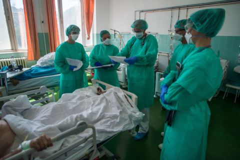 Védőfelszerelést viselő orvosok és ápolók vízitelnek a koronavírussal fertőzött betegek fogadására kialakított Covid Ortopéd-Traumatológiai Osztályon a fővárosi Szent János Kórházban 2020. május 14-én.