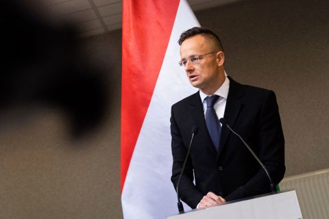 Szijjártó Péter külgazdasági és külügyminiszter beszél a Röszke-Horgos határátkelőhelynél tartott sajtótájékoztatón 2020. május 25-én.