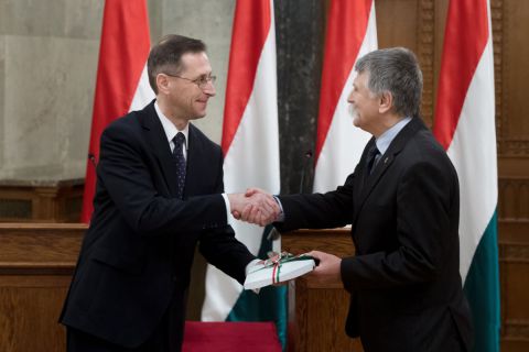 Varga Mihály pénzügyminiszter (b) átnyújtja a 2021. évi költségvetési törvényjavaslatot Kövér Lászlónak, az Országgyűlés elnökének az Országházban 2020. május 26-án.