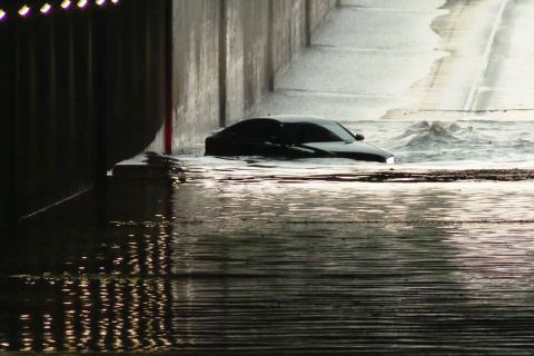 Elmerült egy Audi egy vízzel elárasztott aluljáróban Kecskeméten