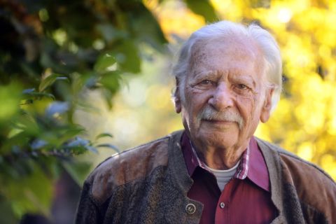 Életének 101. évében, 2020. június 21-én este meghalt Bálint György, népszerű nevén Bálint gazda Prima Primissima-díjas kertészmérnök, újságíró, a mezőgazdasági tudományok kandidátusa, volt országgyűlési képviselő. A felvétel 2017. október 16-án készült a magyar népművészet és közművelődés kategóriában Prima Primissima-díjra jelölt Bálint Györgyről budapesti otthonában.