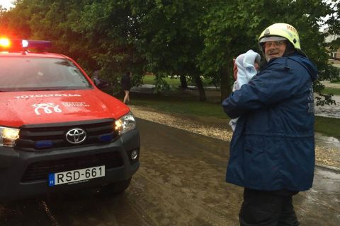 Csecsemőt mentettek ki a tűzoltók egy elárasztott házból Gyúrón