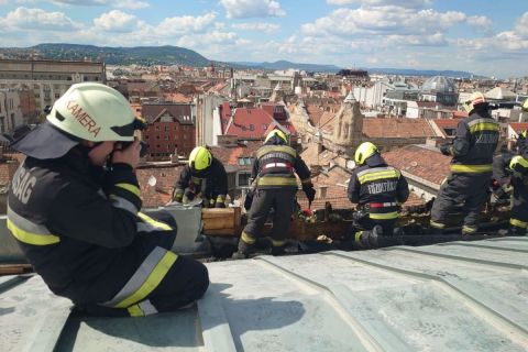 Kigyulladt az Operaház teteje