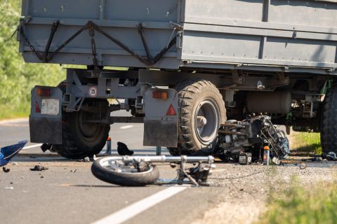 Ütközésben összetört motorkerékpár Dunaföldvár közelében 2020. június 28-án.