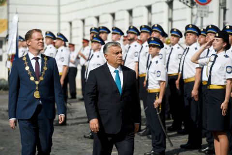 Orbán Viktor miniszterelnök (k) érkezik a Nemzeti Közszolgálati Egyetem (NKE) Rendészettudományi Karának és Katasztrófavédelmi Intézetének tisztavatási ünnepségére a budavári Kapisztrán téren 2020. június 27-én. Mellett Koltay András, a Nemzeti Közszolgálati Egyetem (NKE) rektora.