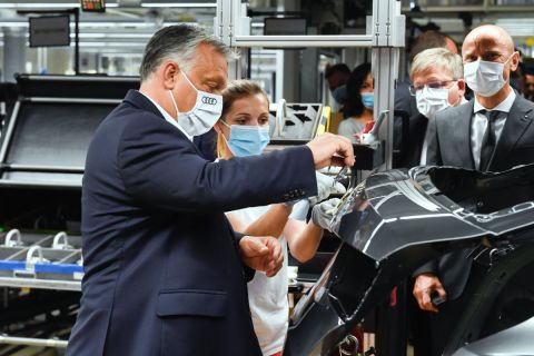 Orbán Viktor miniszterelnök emblémát ragaszt fel egy készülő autóra a győri Audi-gyárban 2020. június 15-én.
