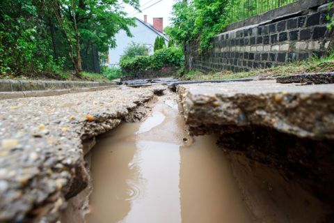 A vihar után járhatatlanná vált úttest Pilisborosjenőn 2020. június 14-én. A Pest megyei községben a lezúduló esővíz egy mezőgazdasági területről a földet, valamint az útburkolatot elsodorva elöntötte és járhatatlanná tette a 10-es főút egy szakaszát.