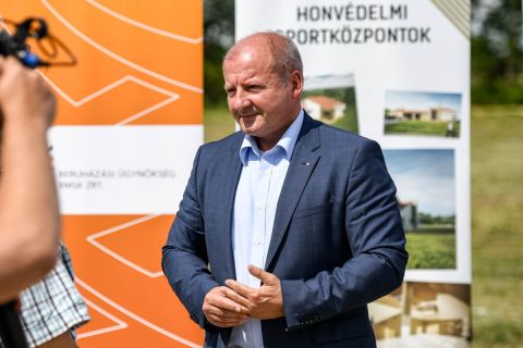 Simicskó István a bajai Honvédelmi Sportközpont alapkőletételén 2020. június 25-én.