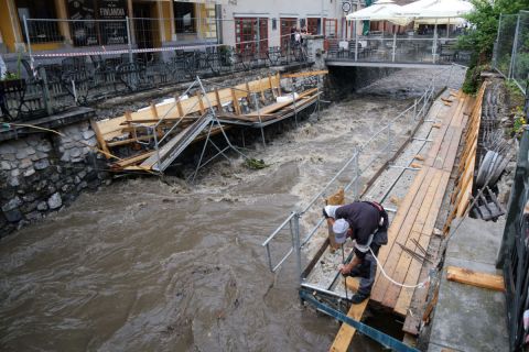 A megáradt Szinva patak Miskolcon, a Szinva terasznál 2020. június 26-án.