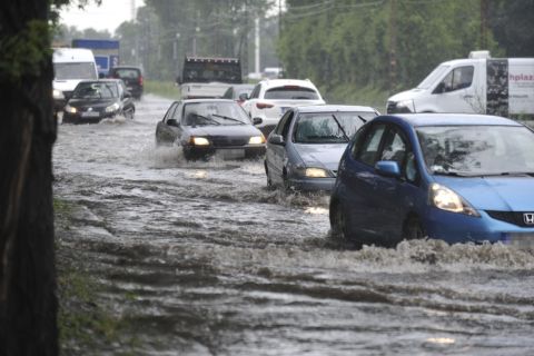 Gépjárművek közlekednek a vihar után összegyűlt esővízben a főváros X. kerületében, a Maglódi út és a Gitár utca kereszteződésénél 2020. június 18-án.