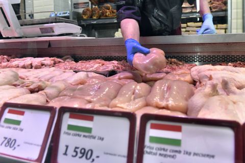 A baromfihús származási országát táblán jelölik a CBA Príma Élelmiszer Áruházban Budaörsön, ahol a tudatos vásárlói magatartás erősítéséről tartottak sajtótájékoztatót 2020. július 13-án.