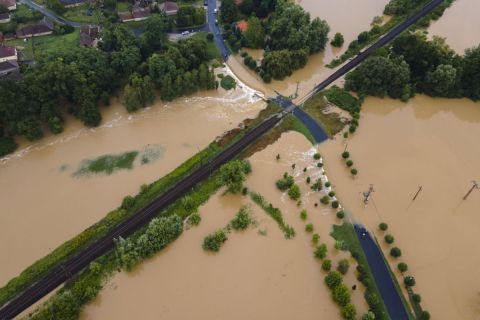 A nagy esőzés miatt vízzel elárasztott és megrongálódott út Zalaszentjakabon 2020. július 25-én. Középen a Budapest-Nagykanizsa vasútvonal része látható.