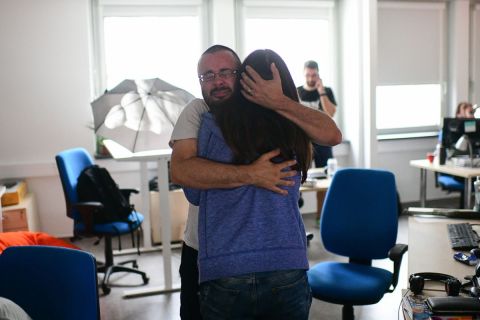 Drámai fotókon az Index utolsó napja: könnyek között búcsúztak egymástól az újságírók