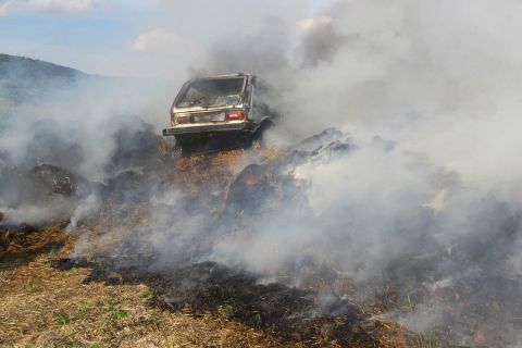 Autó égett egy szénakazal tetején Siklóson
