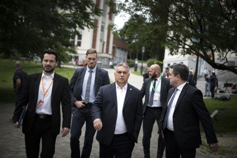 Orbán Viktor brüsszeli újságíróknak nyilatkozott az Európai Unió csúcstalálkozójának harmadik napján a Leopold parkban 2020. július 19-én.