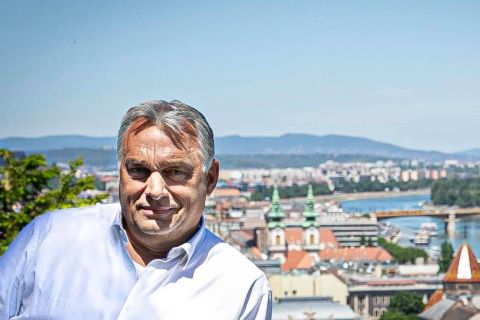 252 halott: Orbán Viktor zászlókat panorámafotózgat a kolostorkája erkélyén