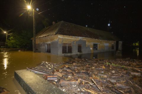 A nagy esőzés miatt vízzel körülvett ház a Zala megyei Surdon 2020. július 24-én éjjel.