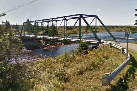 Összeszakadt egy híd Kanadában egy túlsúlyos kamion alatt