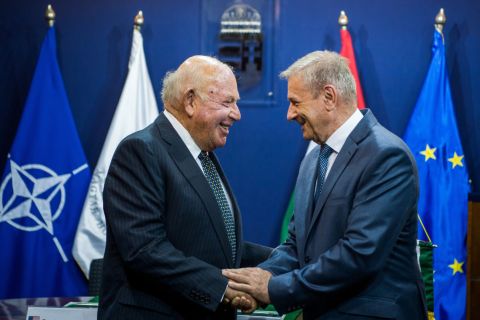 David Cornstein, az Egyesült Államok magyarországi nagykövete (b) és Benkő Tibor honvédelmi miniszter kezet fog a légvédelmi rakétarendszer vásárlásáról szóló szándéknyilatkozat aláírása előtt Budapesten, a minisztériumban 2020. augusztus 12-én.