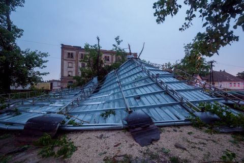 A soltvadkerti régi malom viharban leszakadt teteje 2020. augusztus 4-én. Az orkán erejű széltől a tetővel együtt leszakadt a nagyfeszültségű felsővezeték is, így a város egy része áram nélkül maradt.