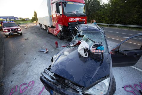 Összeroncsolódott személyautó és kamion a 7-es főút szabadhegyi elágazójánál Nagykanizsán 2020. augusztus 21-én.