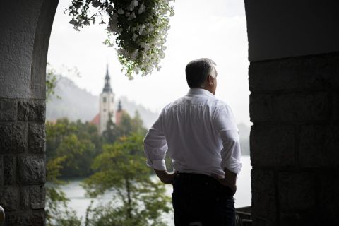 Orbán Viktor miniszterelnök a szlovéniai Bledben 2020. augusztus 30-án, ahol megrendezik a 15. Bled Stratégiai Fórum nemzetközi konferenciát számos európai ország állam- és kormányfője részvételével augusztus 31-én.