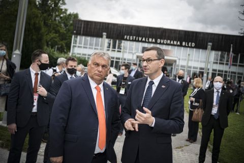 Orbán Viktor magyar (b) és Mateusz Morawiecki lengyel (j) miniszterelnök beszélget a 15. Bledi Stratégiai Fórum nemzetközi konferencián 2020. augusztus 31-én.