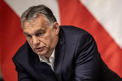 Orbán: 8 óra után is lehet kutyát sétáltatni