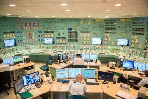 Szakemberek a Paksi Atomerőmű négyes reaktorának vezérlőtermében 2019. június 25-én.